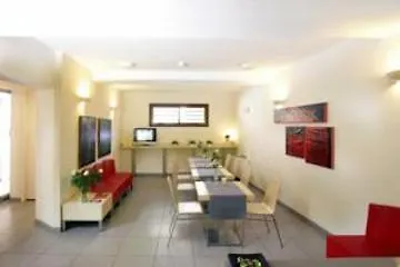 瑟维塔5号酒店 3*